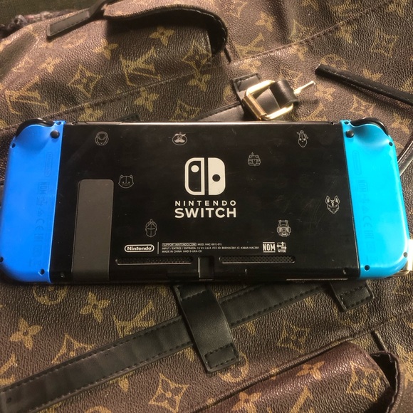 Nintendo switch fortnite edition - Picture 2 of 8